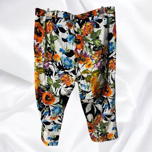 A pair of Trisisto floral capris in size 10 - Picture 8 of 9